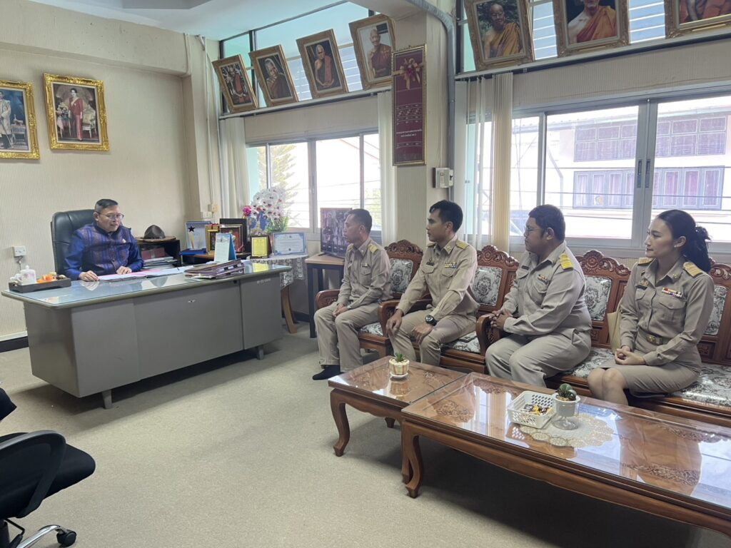 ผู้อำนวยการสำนักงานเขตพื้นที่การศึกษาประถมศึกษาร้อยเอ็ดเขต ๑ กล่าวต้อนรับและปฐมนิเทศศึกษานิเทศก์บรรจุใหม่ จำนวน 4 ราย พร้อมทั้งให้โอวาท ให้ความรู้เกี่ยวกับแนวคิด แรงบันดาลใจในการปฏิบัติหน้าที่ศึกษานิเทศก์มืออาชีพและการพัฒนาความก้าวหน้าในสายงานศึกษานิเทศก์