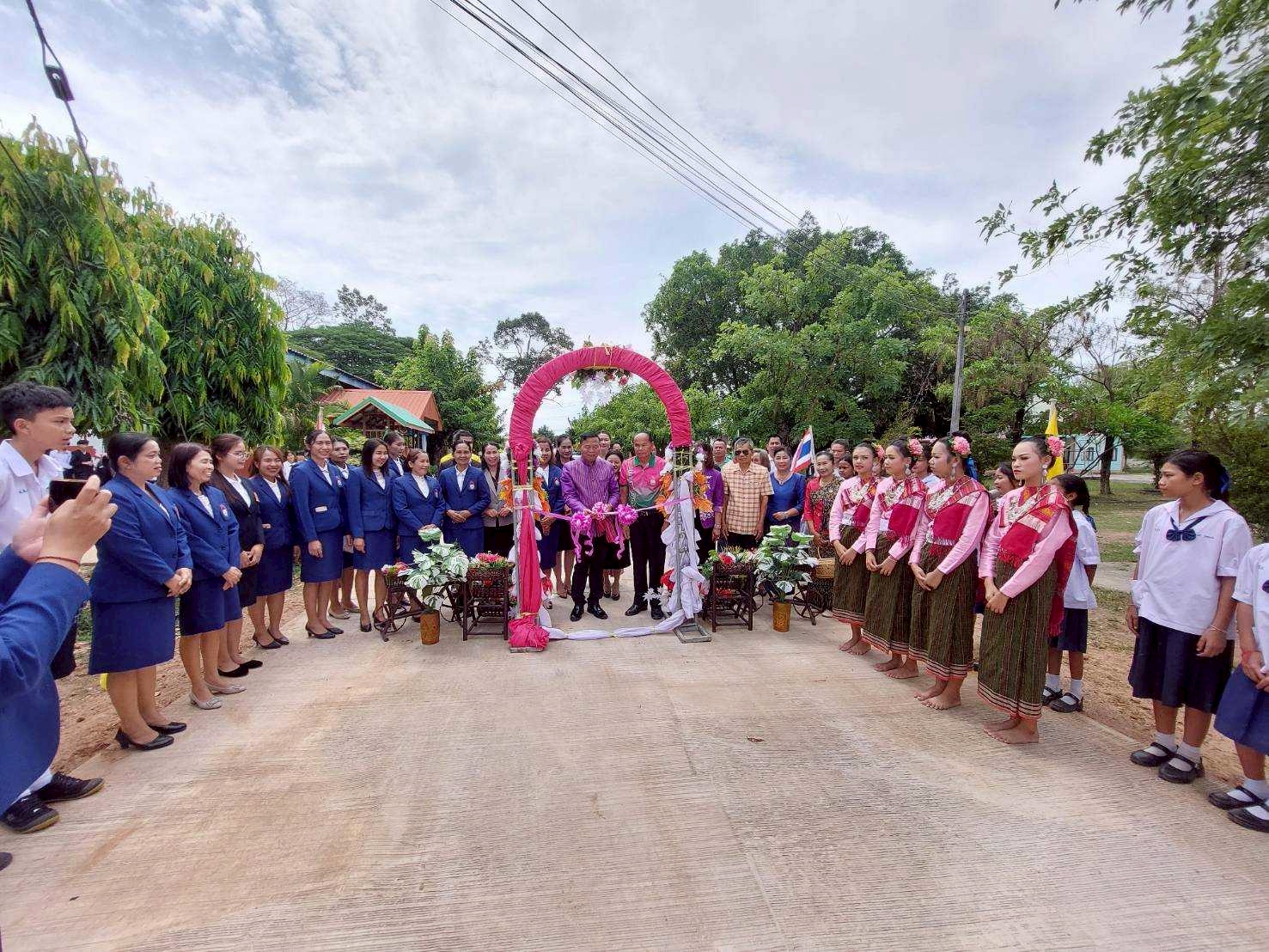 พิธีมอบถนนคอนกรีตเสริมเหล็ก (ค.ส.ล.) และระบบระบายน้ำ ซึ่งได้รับการสนับสนุนงบประมาณจากการจัดงานผ้าป่าเพื่อการศึกษา “สงกรานต์บ้านเฮา ศิษย์เก่าคืนถิ่น” โรงเรียนชุมชนบ้านสีแก้ว อำเภอเมือง จังหวัดร้อยเอ็ด