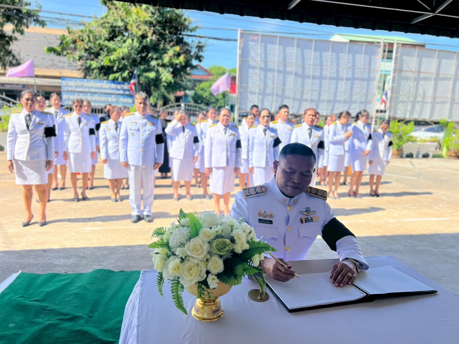 สำนักงานเขตพื้นที่การศึกษาประถมศึกษาร้อยเอ็ด เขต 1 นำโดย นายสุชาติ พุทธลา ผู้อำนวยการสำนักงานเขตพื้นที่การศึกษาประถมศึกษาร้อยเอ็ด เขต 1 นำข้าราชการและบุคลากรในสังกัด จัดพิธีถวายสักการะเบื้องหน้าพระรูปและลงนามถวายความอาลัยสมเด็จพระเจ้าลูกเธอ เจ้าฟ้าพัชรกิติยาภา นเรนทิราเทพยวดี กรมหลวงราชสาริณีสิริพัชร มหาวัชรราชธิดา
