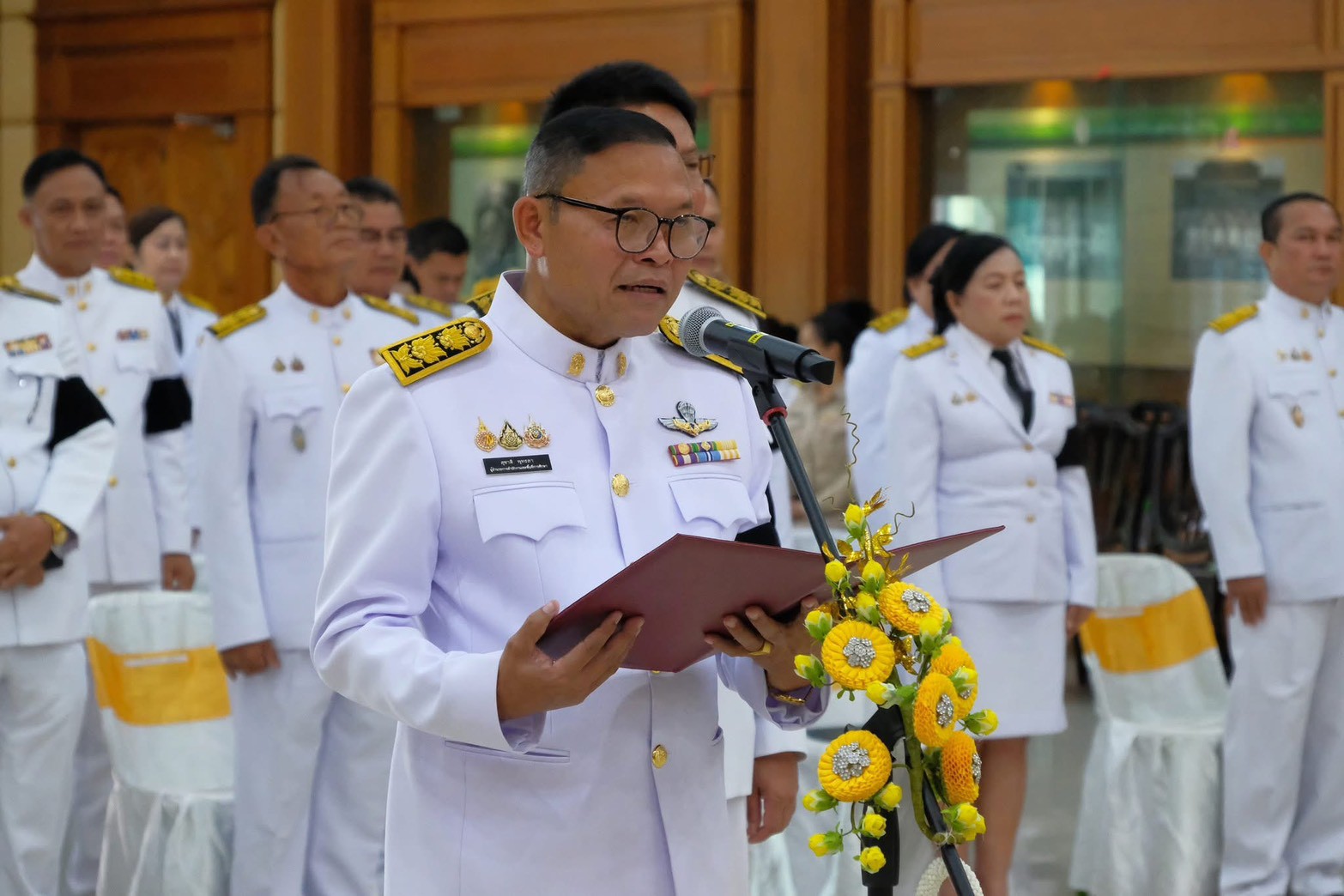 สพป.ร้อยเอ็ด เขต 1 จัดพิธีรับพระราชทานเครื่องราชอิสริยาภรณ์ชั้นสายสะพาย ประจำปี 2568 เชิดชูเกียรติข้าราชการและบุคลากรทางการศึกษา