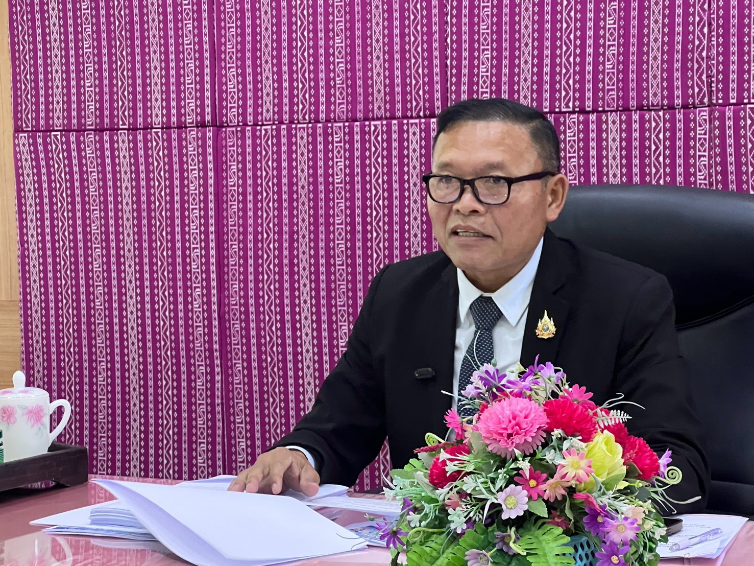 ผู้อำนวยการสำนักงานเขตพื้นที่การศึกษาประถมศึกษาร้อยเอ็ด เขต 1 เข้ารับการประเมินและนำเสนอผลการดำเนินงานตามข้อตกลงในการพัฒนางาน (PA) ผ่านระบบ Zoom Meeting ตามขั้นตอนและกระบวนการที่กำหนด